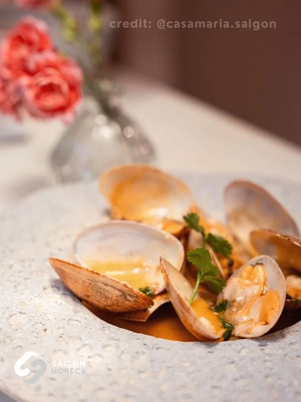 Spanish Steamed Clams (Almejas a la Marinera)
