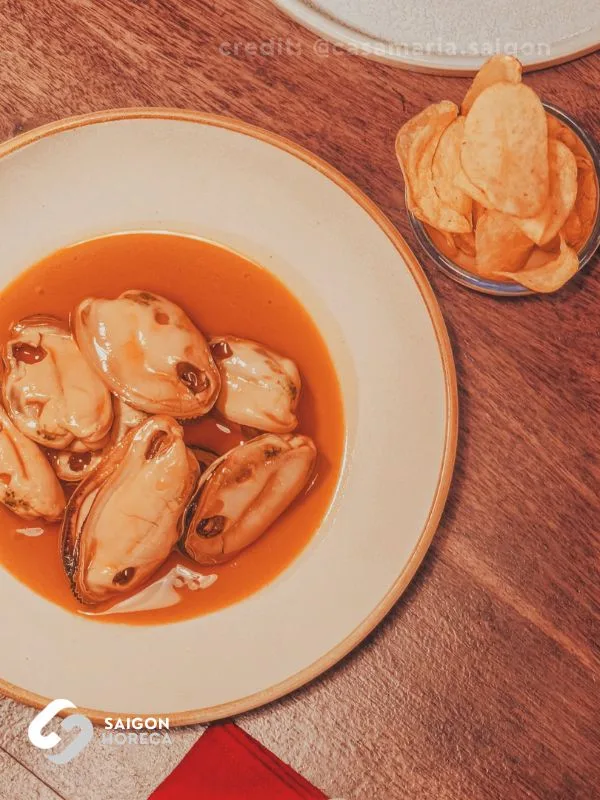 Spanish-Style Mussels in Rich Tomato Garlic Broth