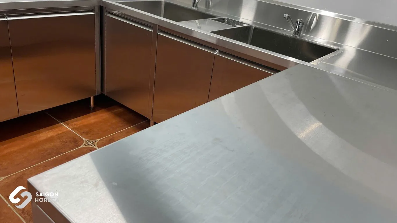 Double-bowl stainless steel wash sink station configured in an L-layout at Vinh Hiep canteen kitchen