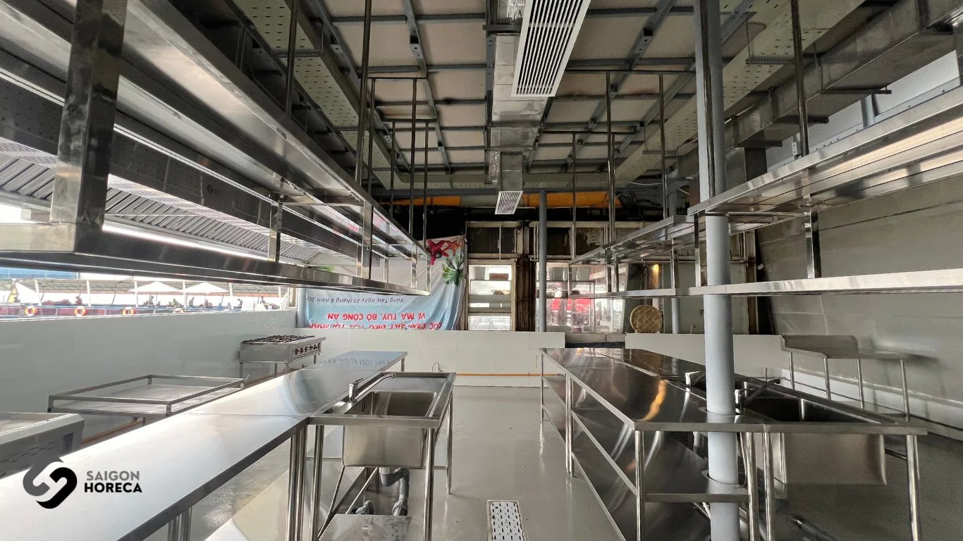 Heavy-duty corrosion-resistant SUS 304 stainless steel prep tables & shelving