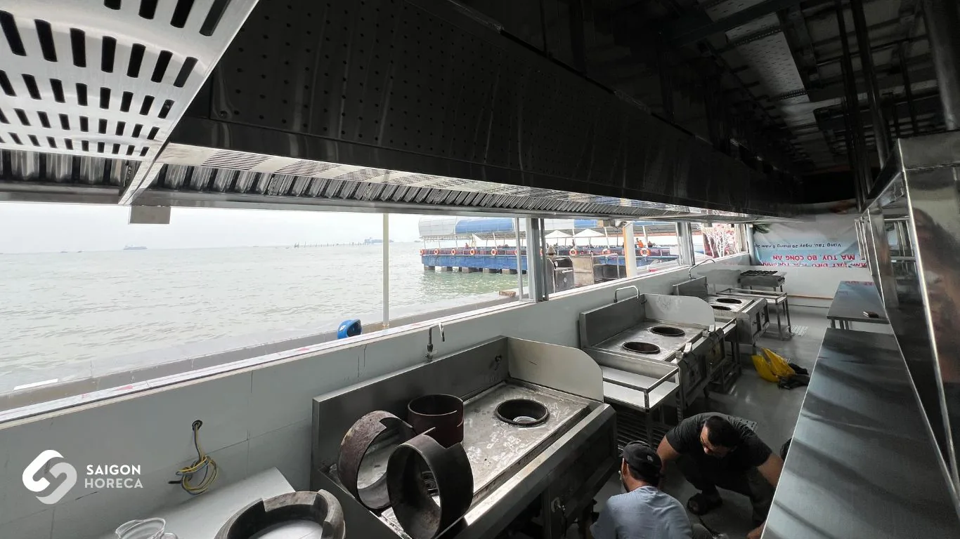 Ocean-facing commercial kitchen layout optimized for thermal ventilation