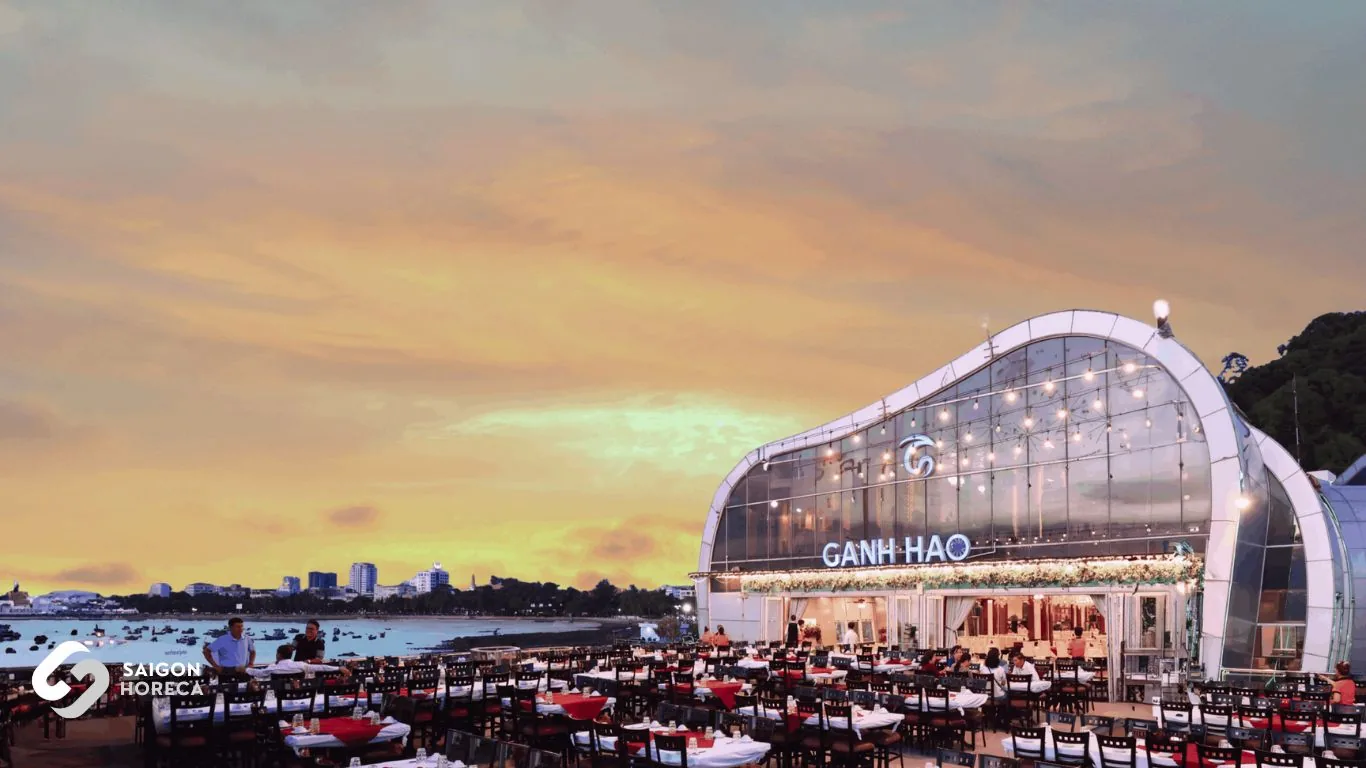 Expansive Panoramic Glass Facade