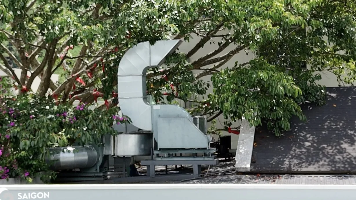 Rooftop commercial exhaust ductwork and heavy-duty centrifugal fan assembly